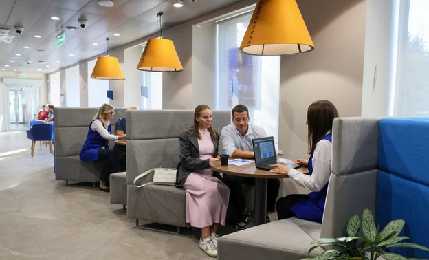 Эксперты расказали, сколько свободных денег россияне хранят на картах