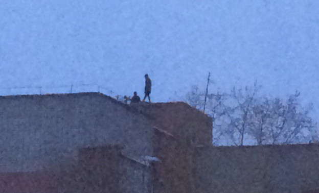 Подростки забрались на крышу многоэтажки по улице Маклина и выполняли опасные трюки
