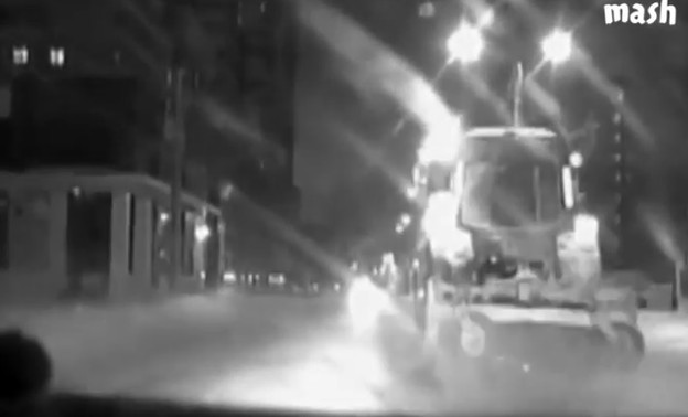 Пьяный тракторист пытался уехать от полицейских, при этом продолжая убирать снег с городских улиц