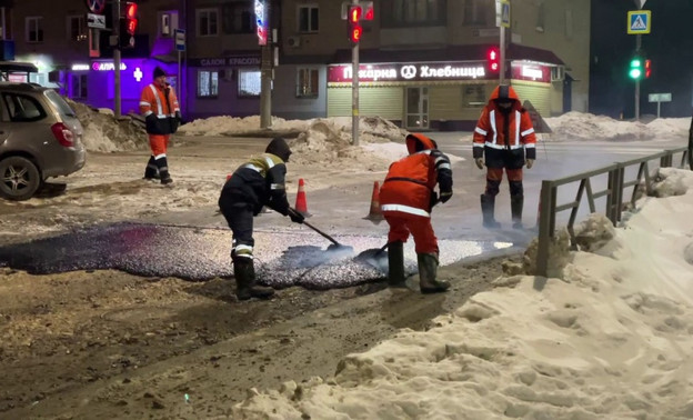 На улицах Кирова возобновили ямочный ремонт дорог