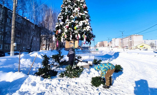 В Нововятском районе демонтируют новогодние ели