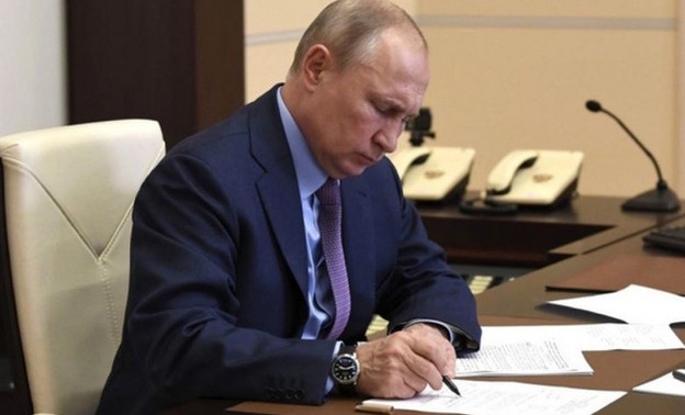 Президент России подписал закон о лишении приобретённого гражданства за дискредитацию вооружённых сил