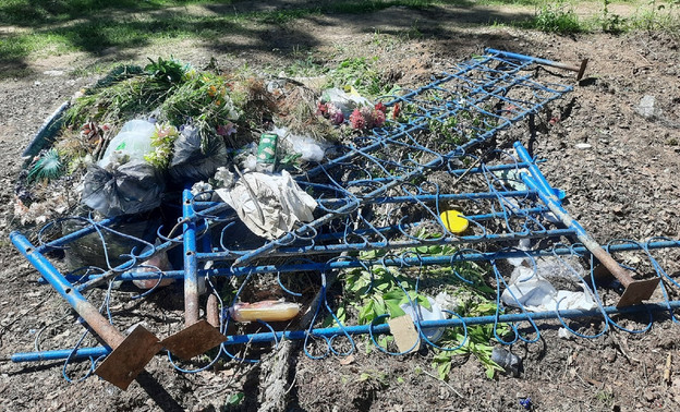 С кладбищ Кирова вывезли более 1,2 тысячи кубометров мусора