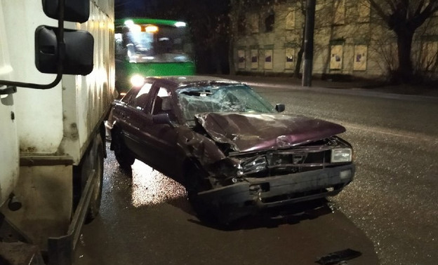 В Кирове на Красина произошла авария. Один из водителей сбежал с места ДТП