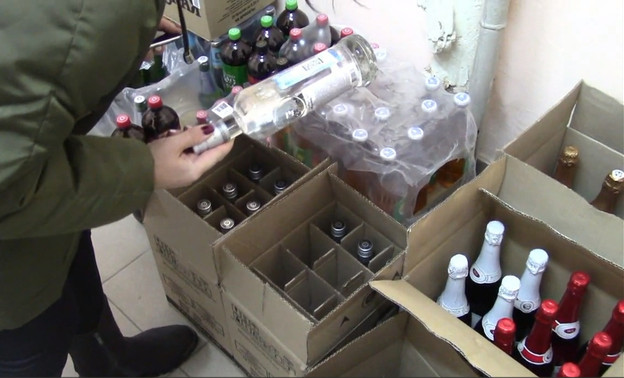 В Кирове полицейские изъяли из магазинов 124 литра алкоголя