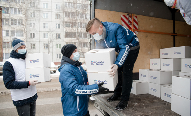 Волонтёры передали 500 кофейно-чайных наборов кировским медикам