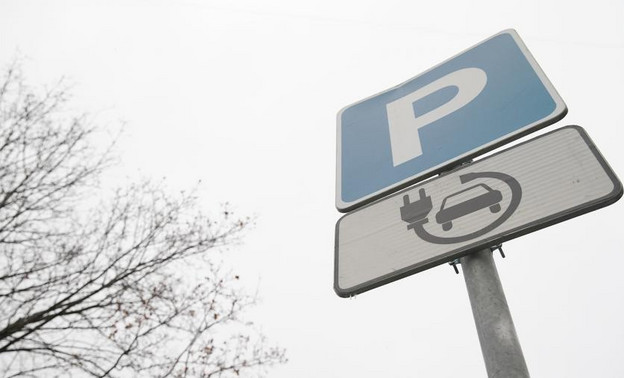 В Кирове появился первый знак паркинга для электрокаров