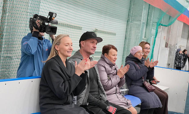 Роман Костомаров и Оксана Домнина посетили спортшколу «Дымка»