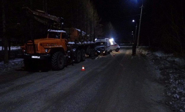 В Омутнинске карета скорой помощи врезалась в лесовоз, пострадали четыре человека