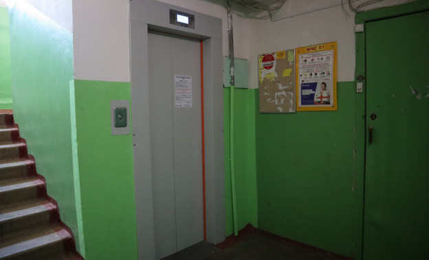 «В кабинах регулярно застревают люди»: жильцы дома на Конева пожаловались на новые лифты