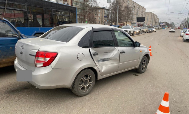 На Московской столкнулись грузовик и легковой автомобиль: есть пострадавшая