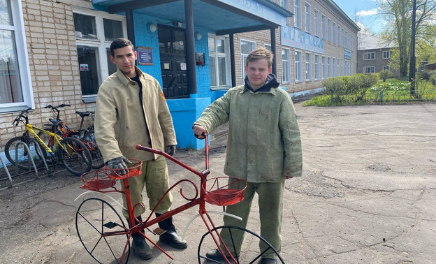 В Белой Холунице студенты украсили территорию учреждения металлическими скульптурами. Фото