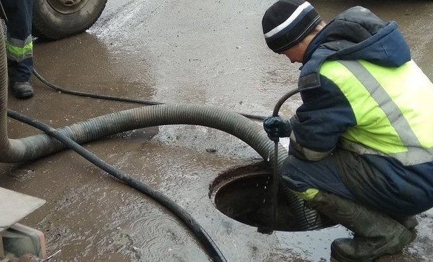 Чтобы избавиться от луж, ливнёвку в Кирове чистят горячей водой