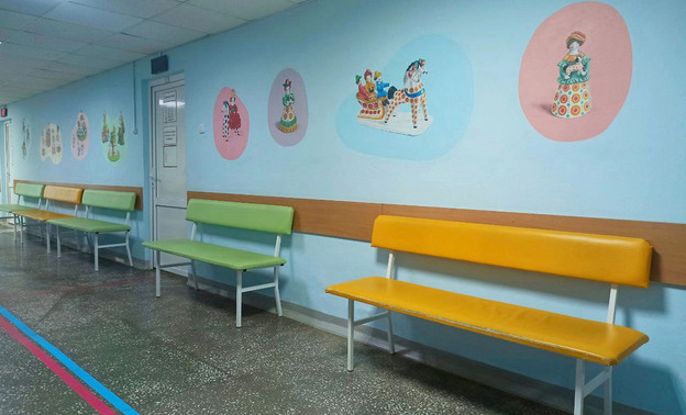 Кировская поликлиника украшена рисунками дымковских игрушек