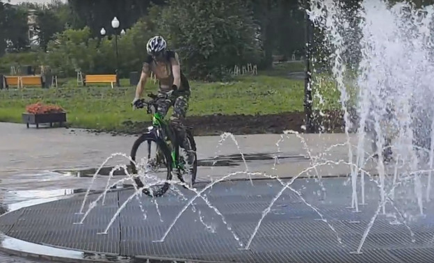 Кировчане возмущаются, что в новом фонтане в Кочуровском парке моют велосипеды и обувь