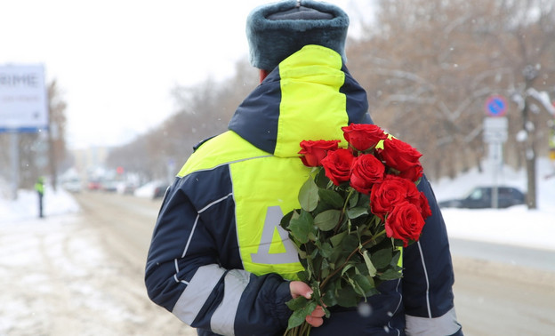 Кировские сотрудники ГИБДД поздравили женщин с наступающим 8 Марта