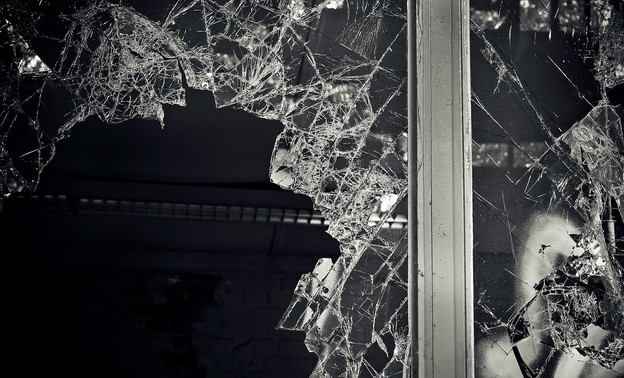 В Кирове мужчина разбил окно и залез в чужой дом