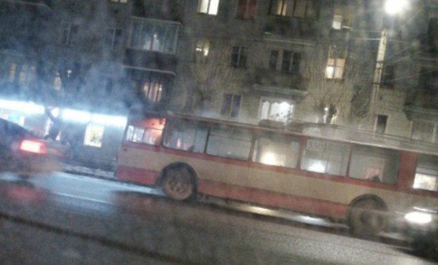 На улице Воровского загорелся троллейбус
