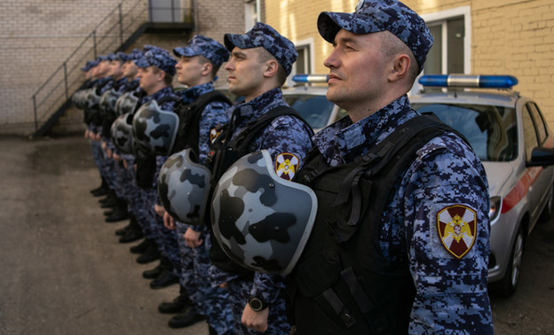 В Кирове росгвардейцы задержали дебошира, который разбил окно кафе