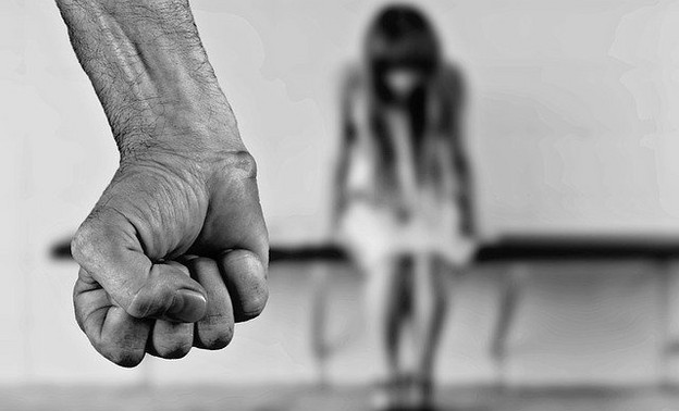 Житель Омутнинска год избивал несовершеннолетнюю жену
