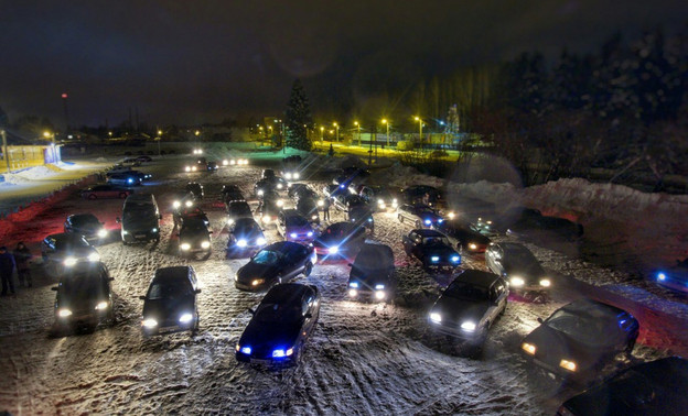 Кировские автомобилисты эффектно поздравили горожан с Новым годом (ФОТО)