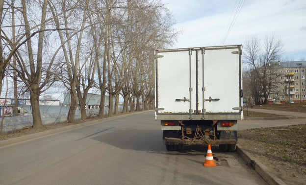 На Сормовской грузовик сбил 16-летнюю девушку: её увезла скорая