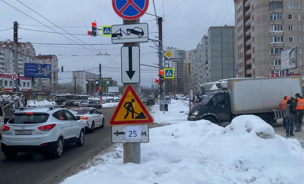 В Кирове увеличили время работы светофора на перекрёстке улиц Риммы Юровской и Строителей в часы пик