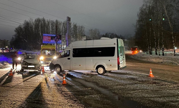 На Луганской столкнулись микроавтобус и легковушка, есть пострадавшая