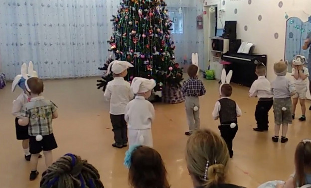 В нескольких регионах России родителям разрешили присутствовать на новогодних утренниках в детских садах