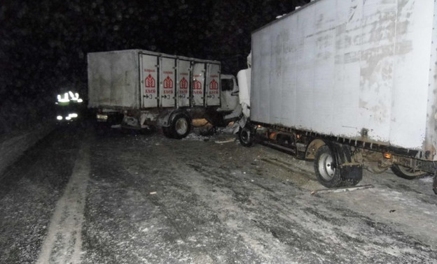 В Омутнинском районе при столкновении двух грузовиков погиб человек