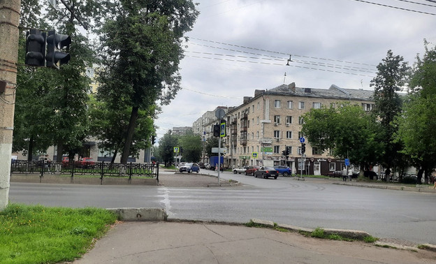 В Кирове протянут кабель через квартал, чтобы подключить неисправный светофор на Молодой Гвардии