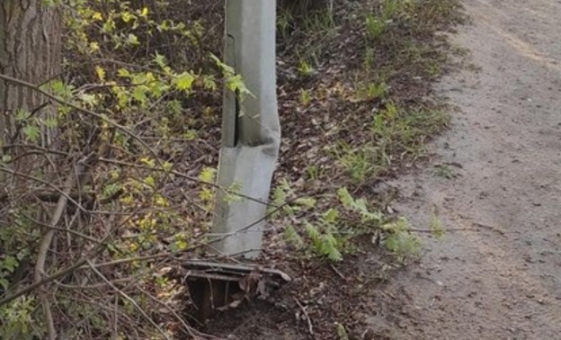 В Лянгасово из-за ветра может обрушиться опора освещения