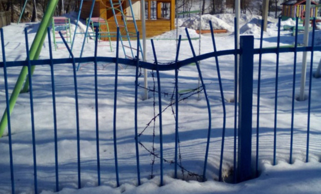 В Кировской области забор детского сада «отремонтировали» колючей проволокой