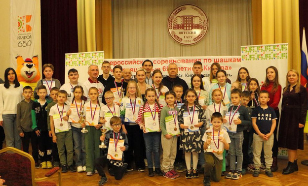 Кировчане выиграли серебряные и бронзовые медали на всероссийском турнире по шашкам