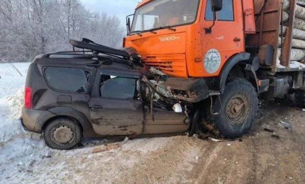 В Слободском районе в аварии с лесовозом погибли четыре человека