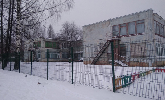 «Каникулы строгого режима»: у детского сада на улице Воровского обновили забор