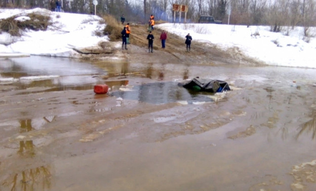 Спасатели вытащили «УАЗ», утонувший в Малмыжском районе