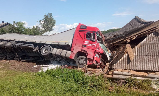 В Кировской области КамАЗ врезался в деревянный дом