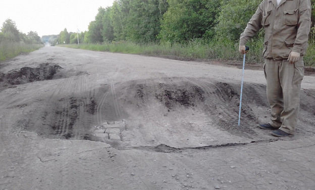 Жители нескольких деревень Кировской области остались без транспортного сообщения из-за разбитой дороги