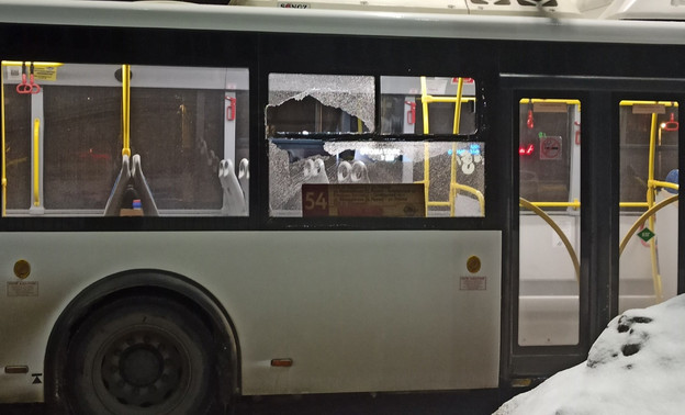 В Кирове пассажирский автобус врезался в металлические конструкции