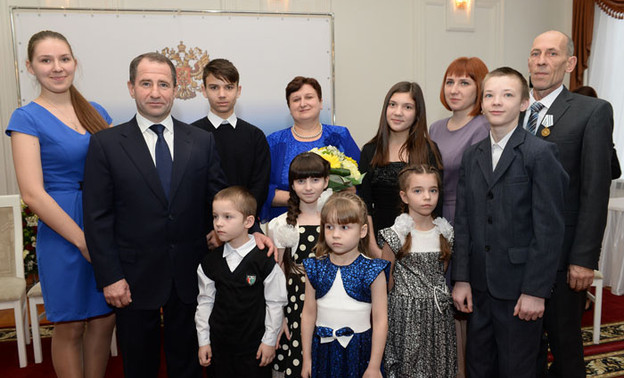 Многодетная семья из Кировской области получила медаль ордена «Родительская слава»