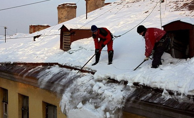 Кировские коммунальщики продолжают очищать от снега городские крыши