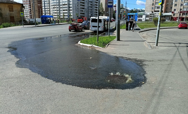 Стоит сильный запах: на улице Красина в Кирове произошла коммунальная авария