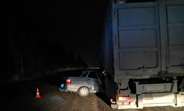 В Омутнинске пять человек пострадали при столкновении легковушки с грузовиком