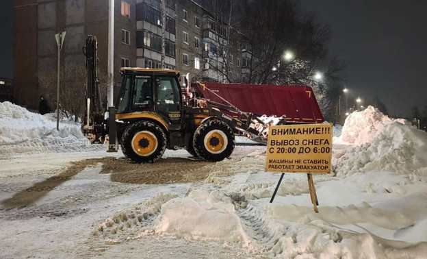 Известно, с каких улиц Кирова вывезут снег 26 и 27 января