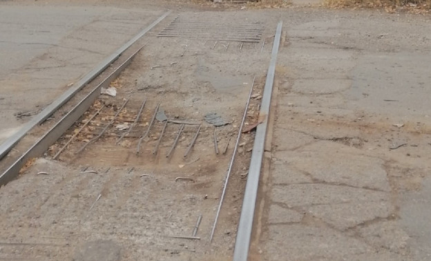 Кировчане жалуются на разбитый железнодорожный переезд на Ердякова