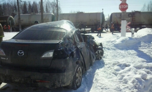 В Кировской области «Мазда» столкнулась с грузовым составом на ж/д переезде