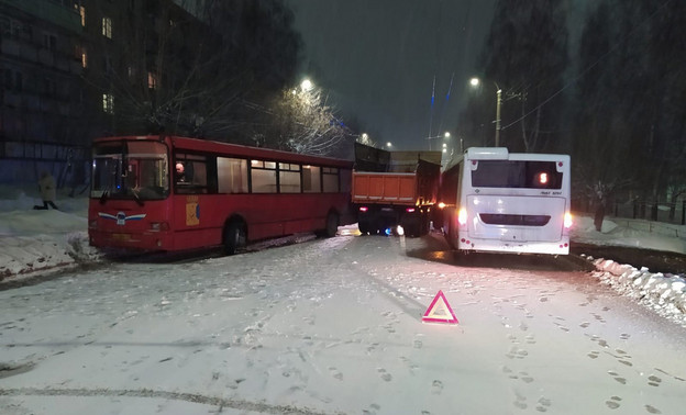 У Центрального рынка в Кирове столкнулись КамАЗ и два автобуса
