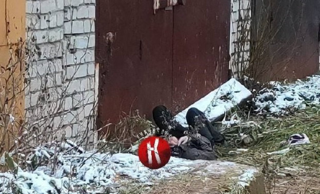 В Кирове среди гаражей обнаружили труп мужчины