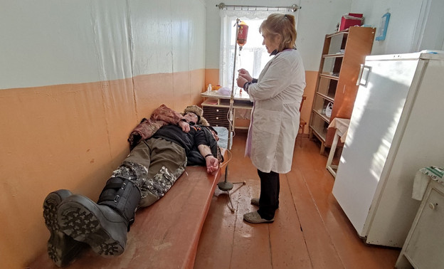 Из-за низкой температуры в ФАПе села Спасское пациенты лечатся в куртках